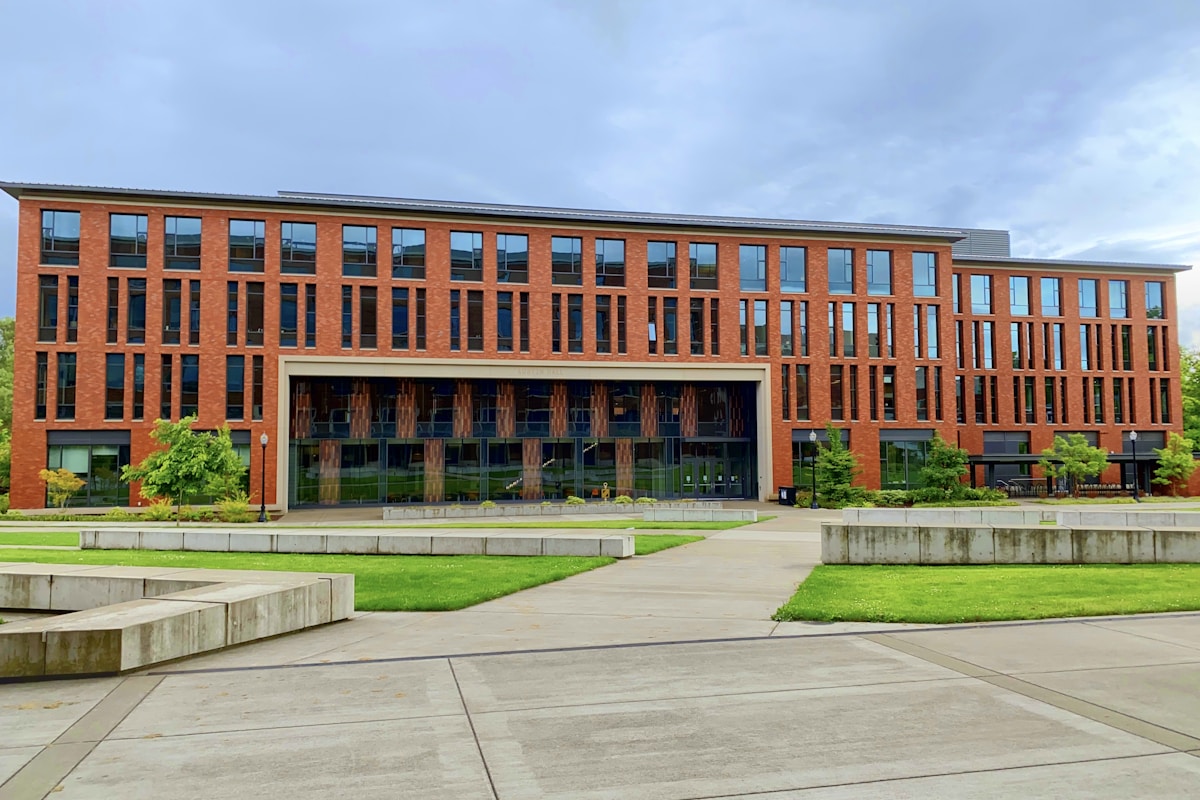 Opiskelijoita yliopiston kampuksella Saksassa